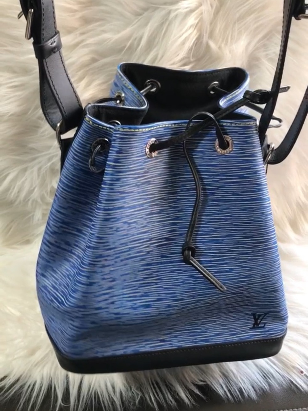 DENIM PETIT NOE Louis Vuitton Blue Epi Leather Bucket - Picture 5 of 11